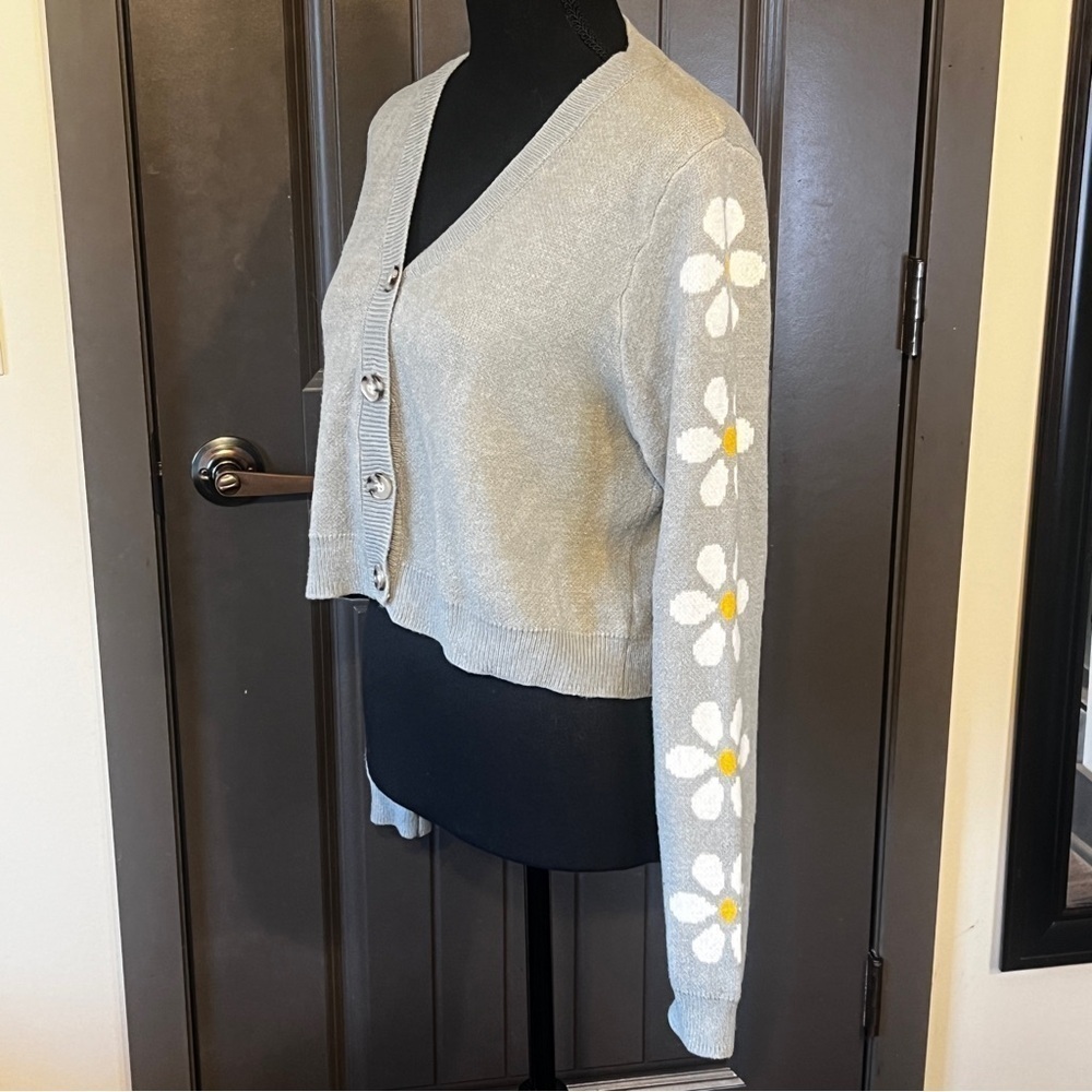 ☀️JESSICA SIMPSON Light Green Cardigan with Flowers on Sleeves, Size Medium
